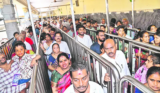 ఇంద్రకీలాద్రికి పెరిగిన రద్దీ 
