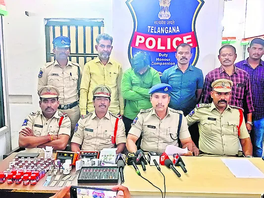 స్టెరాయిడ్ విక్రయిస్తున్న జిమ్ ట్రైనర్ అరెస్ట్
