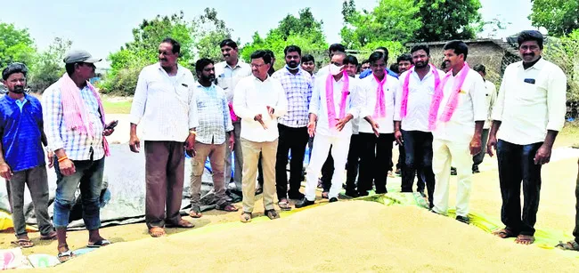 సత్వరమే ధాన్యం కొనుగోళ్లు చేపట్టాలి
