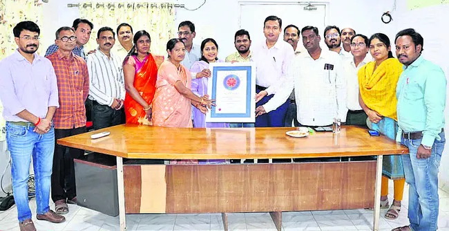కలెక్టర్‌ను కలిసిన ఆరోగ్య పాఠశాల బృందం