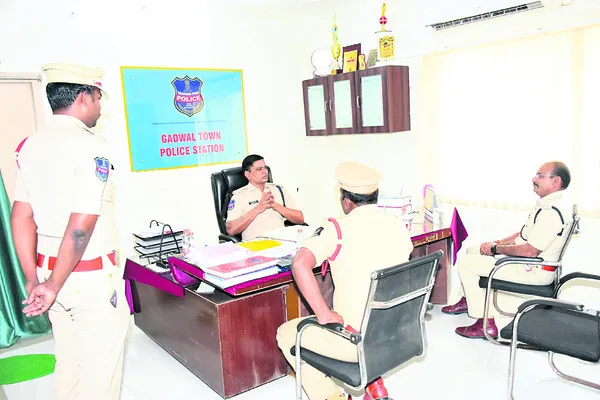 ఫిర్యాదుల పరిష్కారాన్ని వేగవంతం చేయాలి 
