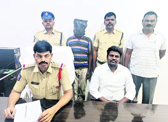 వీఆర్‌ఏ హత్య కేసులో తమ్ముడి అరెస్ట్‌ 