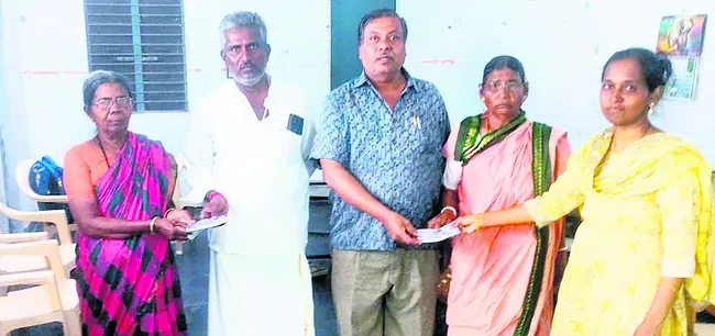 కాళ్లు కదపలేక.. మెట్లు ఎక్కలేక! 