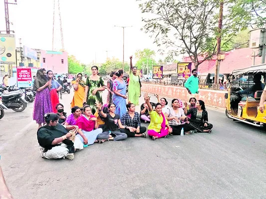 పోలీస్‌ స్టేషన్‌ ఎదుట ట్రాన్స్‌జెండర్ల ఆందోళన