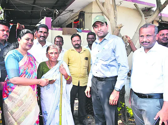 పింఛన్ల పంపిణీని  పరిశీలించిన కలెక్టర్‌ 
