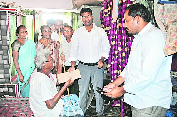 పింఛన్లు తుంచేస్తున్నారు 