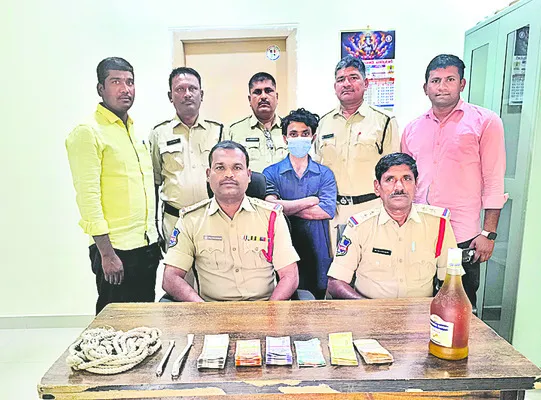 ట్రైన్‌లో వస్తాడు.. దోచుకొని వెళ్తాడు