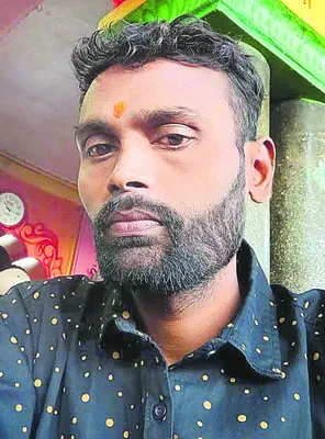 కారం పొడి చల్లి..  బంగారు గొలుసు చోరీ 