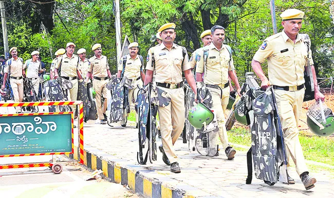 పోలీస్‌..గో బ్యాక్‌! 
