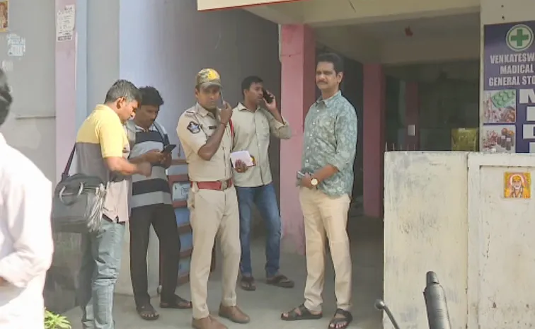 Lover Attack On Mother And Daughters In Madhurawada Visakhapatnam