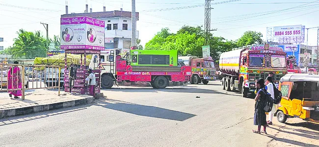 ● రోడ్లపైనే వాహనాల పార్కింగ్‌ 
