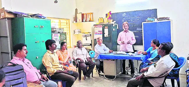 పాలకుల తీరుతో సర్కారు బడులకు ముప్పు 