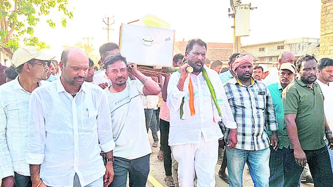 స్వగ్రామానికి శ్రీనివాస్‌ మృతదేహం