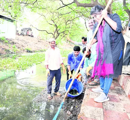 జిల్లా అధికారుల శ్రమదానం 