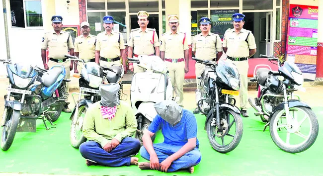 వాహన దొంగల అరెస్టు 