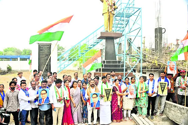 ప్రజాస్వామ్యాన్ని నాశనం చేస్తున్నారు
