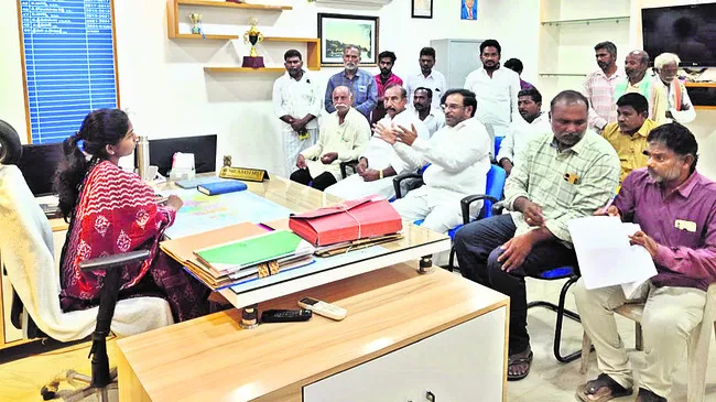 అక్రమంగా కొండను తవ్వేస్తున్నారు 