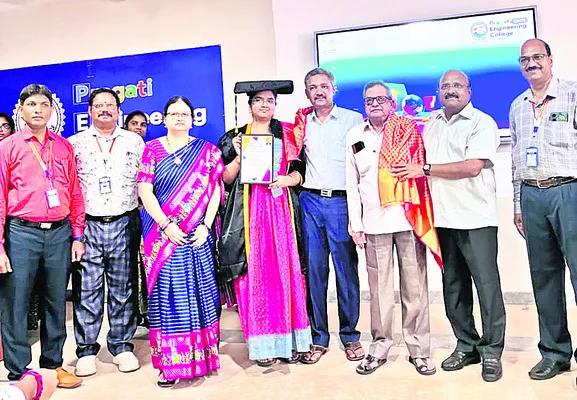 ఉద్యోగాలు సాధించిన విద్యార్థులకు అభినందనలు 