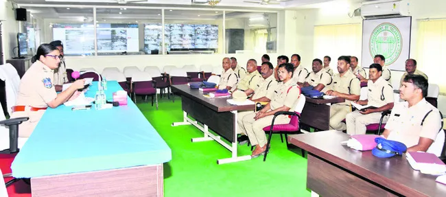 కోర్టు డ్యూటీల్లో నిర్లక్ష్యం వహిస్తే చర్యలు
