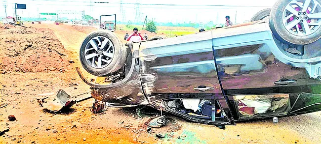 కారు పల్టీకొట్టి నలుగురికి తీవ్ర గాయాలు