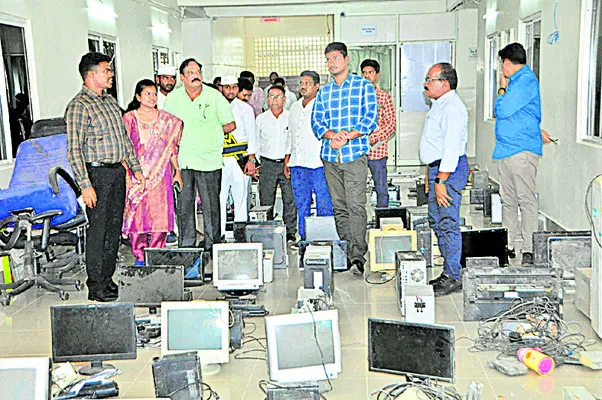 ఎలక్ట్రానిక్ వ్యర్ధాలను ప్రభుత్వానికి అందజేయండి