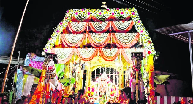 వైభవంగా ఎంబెరుమానార్‌ స్వామి రథోత్సవం 