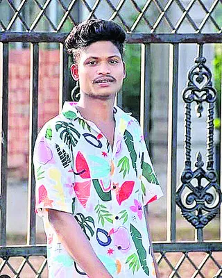 రోడ్డు ప్రమాదంలో ఇంజినీరింగ్‌ విద్యార్థి మృతి