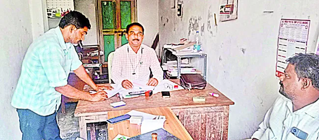 పూనూరు పోస్టుమాస్టర్‌పై ఖాతాదారుల ఫిర్యాదు 