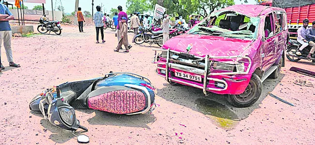 బైక్‌ను తప్పించబోయి.. 