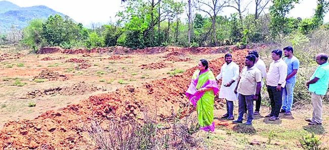 అధికార పార్టీ నాయకుల భూ దాహం 