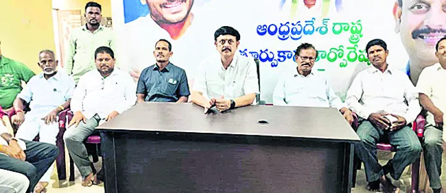 ఉపాధి వేతనాలు తక్షణమే చెల్లించాలి 