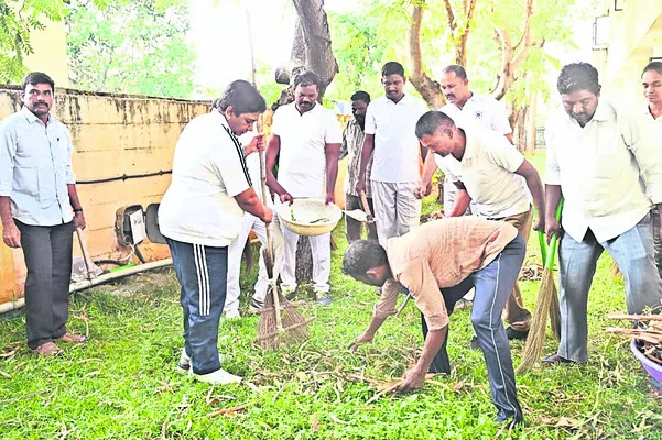 పరిసరాలు శుభ్రంగా ఉంచుకోవాలి 