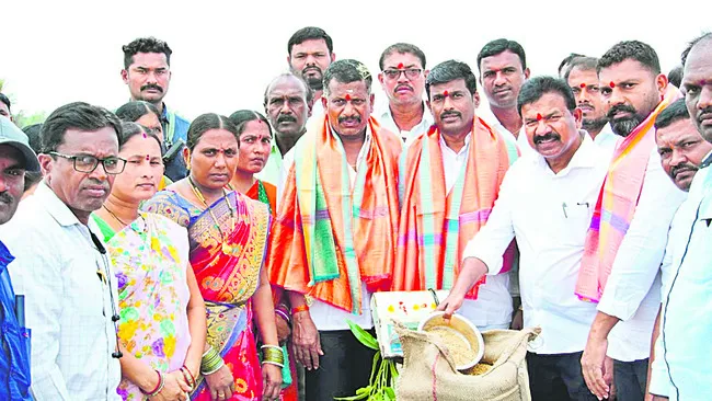 కొనుగోలు కేంద్రాలలో మహిళలకు ప్రాధాన్యం