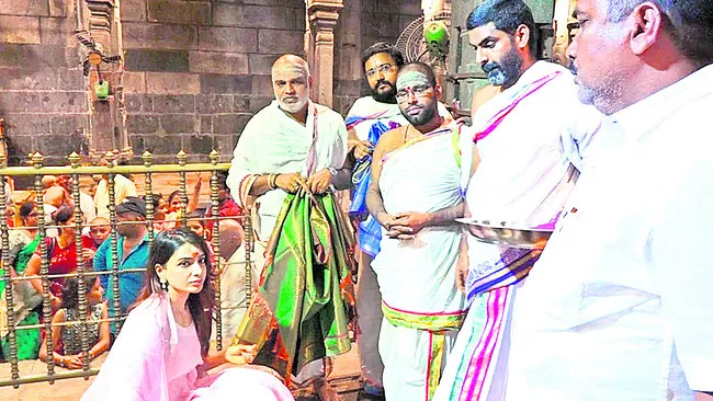 ముక్కంటి సేవలో సినీనటి సమంత 