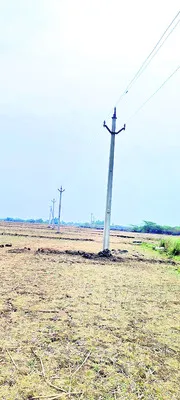 పంట పొలాల్లో.. దౌర్జన్యంగా విద్యుత్ స్తంభాలు