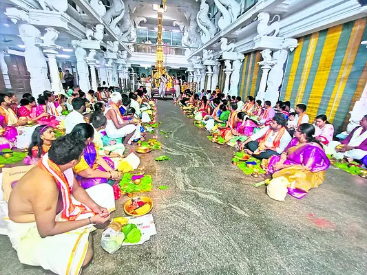 రత్నగిరిపై భక్తుల రద్దీ