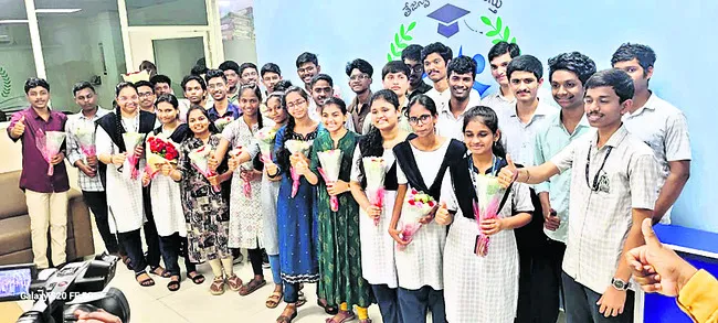 శ్రీవిశ్వ విద్యార్థులకు ఉత్తమ ర్యాంకులు