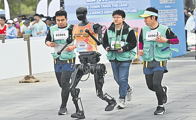 Humanoid Robots Run Half Marathon in Beijing7