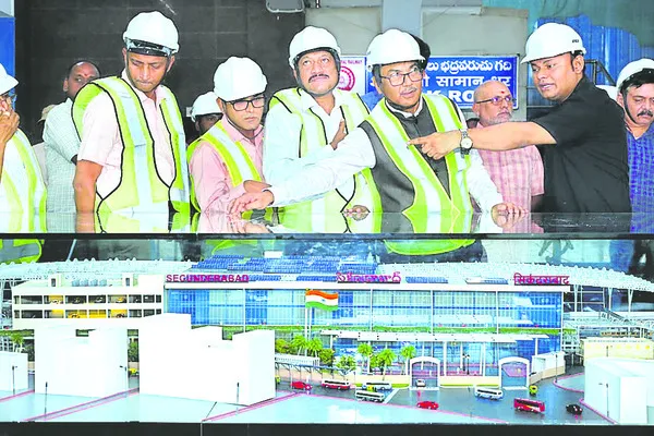 సికింద్రాబాద్‌ స్టేషన్‌ పునరభివృద్ధి పనుల పరిశీలన 