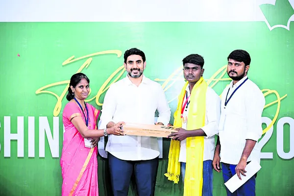   హాస్టల్‌లో చదువుకుని.. 
