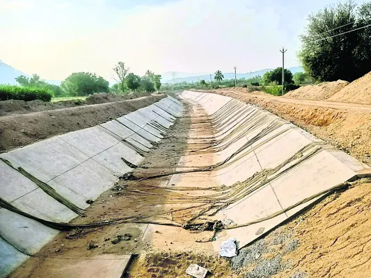 పేరుకే లైనింగ్‌ పనులు 