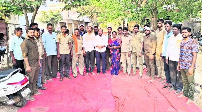 అద్దె బస్సుల డ్రైవర్ల సమ్మె విరమణ