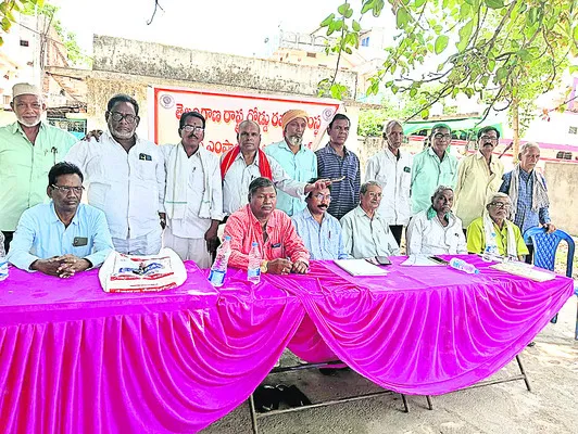 విశ్రాంత ఉద్యోగుల సమస్యలు పరిష్కరించాలి