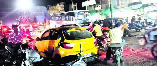 తిరుమలగిరిలో పార్కింగ్ కష్టాలు
