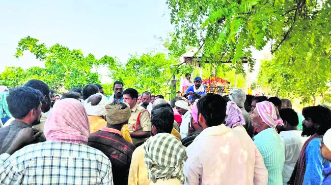 బొప్పాపూర్‌లో పోలీసులకు చేదు అనుభవం 