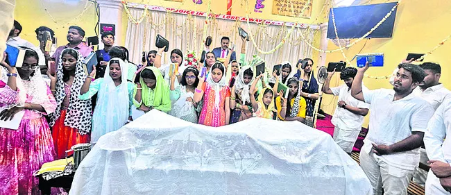 ఆనందోత్సాహాలతో ఈస్టర్