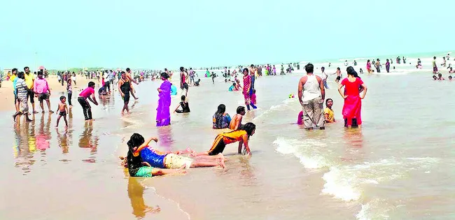 సూర్యలంకలో పర్యాటకుల సందడి 