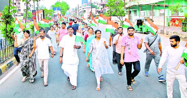 పరిసరాలను పరిశుభ్రంగా ఉంచుకోవాలి