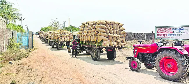 బారులుతీరిన వాహనాలు 
