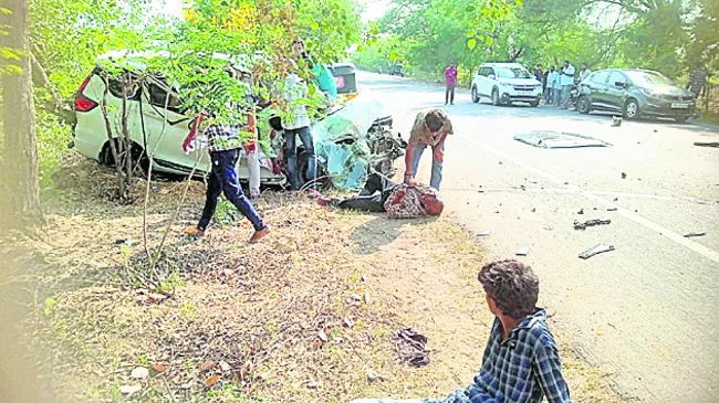 కారును ఢీకొన్న లారీ..